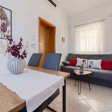 Villa Livia: Family-Friendly Retreat with Pool and Playground Liznjan Exterior photo