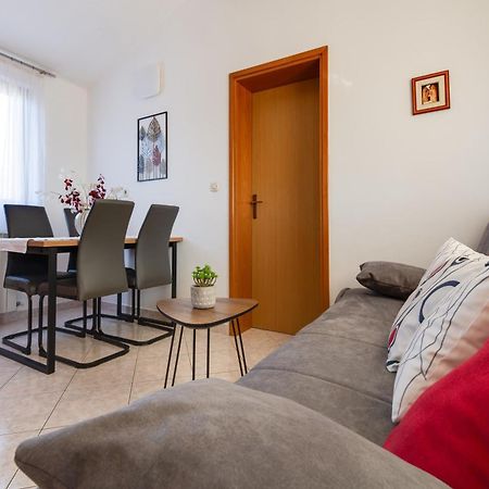 Villa Livia: Family-Friendly Retreat with Pool and Playground Liznjan Exterior photo