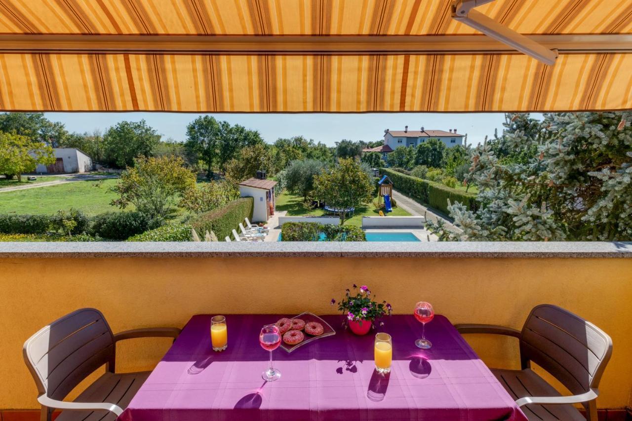 Villa Livia: Family-Friendly Retreat with Pool and Playground Liznjan Exterior photo