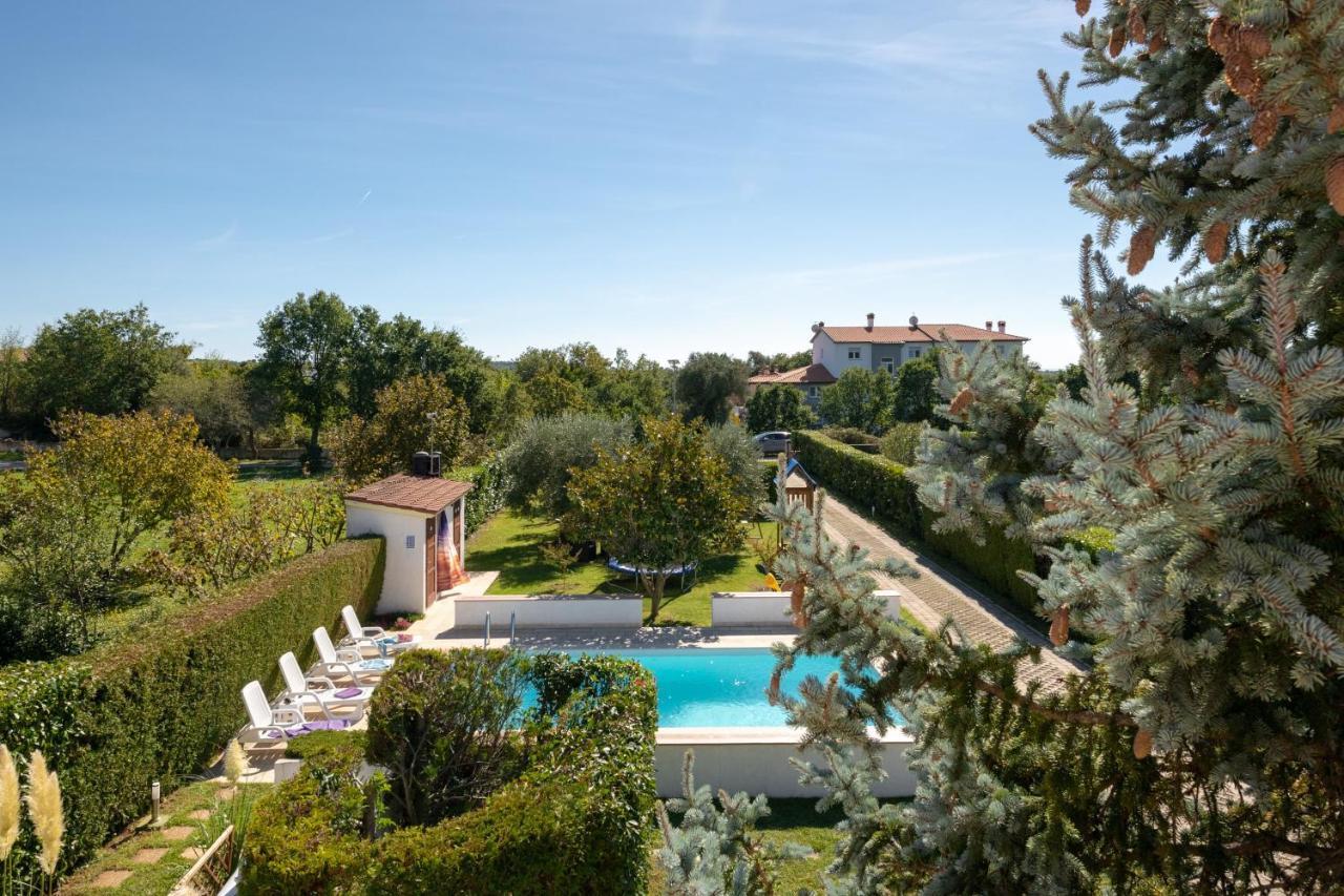 Villa Livia: Family-Friendly Retreat with Pool and Playground Liznjan Exterior photo