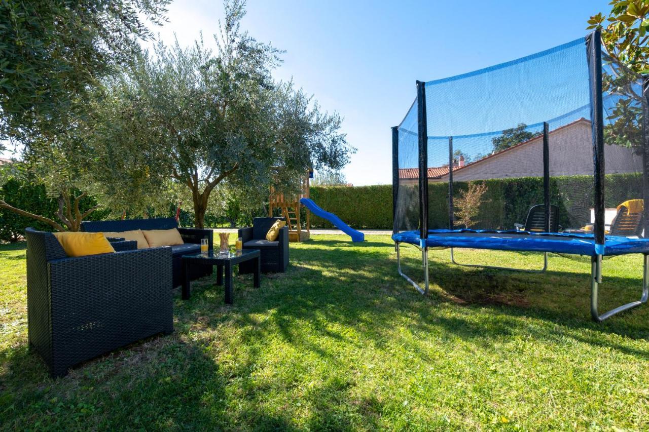 Villa Livia: Family-Friendly Retreat with Pool and Playground Liznjan Exterior photo