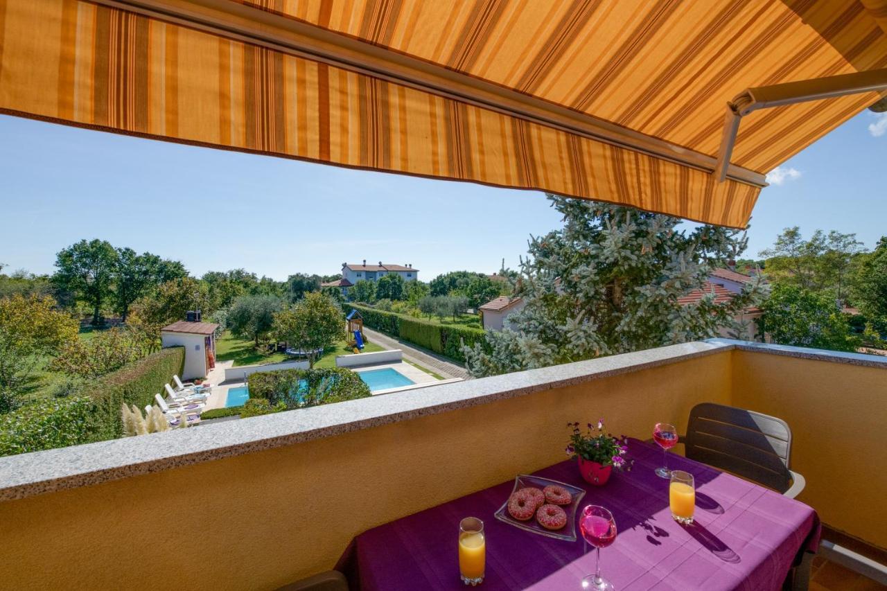 Villa Livia: Family-Friendly Retreat with Pool and Playground Liznjan Exterior photo