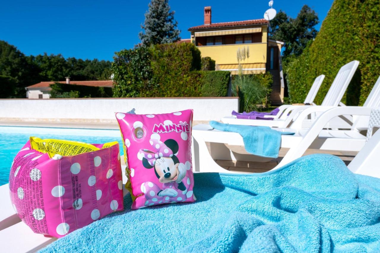 Villa Livia: Family-Friendly Retreat with Pool and Playground Liznjan Exterior photo