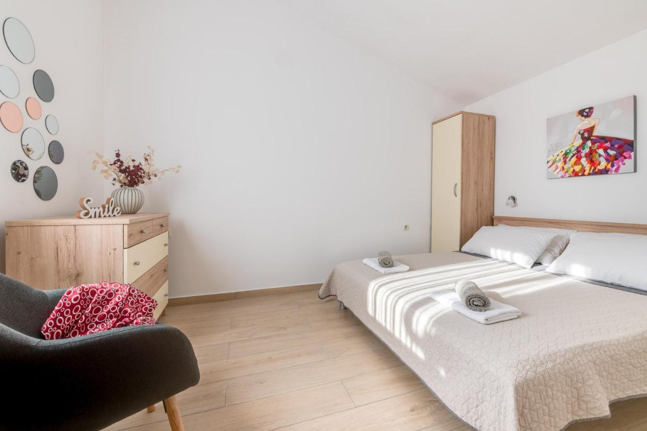 Villa Livia: Family-Friendly Retreat with Pool and Playground Liznjan Exterior photo