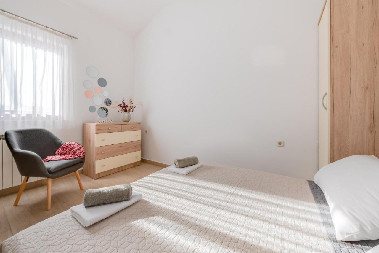 Villa Livia: Family-Friendly Retreat with Pool and Playground Liznjan Exterior photo