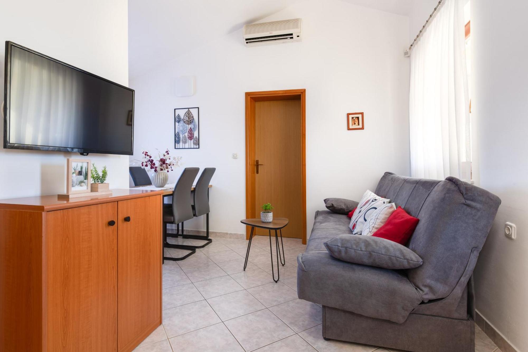 Villa Livia: Family-Friendly Retreat with Pool and Playground Liznjan Exterior photo